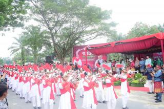 Warna-Warni dan Keberagaman Khasanah Budaya, Bupati Kasmarni Lepaskan Ribuan Peserta Pawai Ta