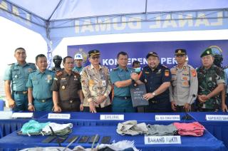 Pangkalan TNI AL Dumai Berhasil Mengamankan Ballpers 700 Koli dari Port Klang Malaysia