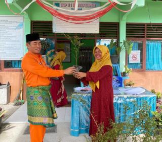 Camat Rantau Kopar Bagikan Bibit Pohon Ketapang Mini