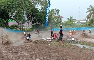 Aksi Para Crosser Bersaing Sengit di Sirkuit Bengkalis Adventure Desa Wonosari