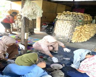 Mahasiswa KUKERTA UNRI, Tingkatkan Potensi UMKM Kerupuk, Sosialisasi Kenakalan Remaja SDN 26 dan MTS Nurul Ikhlas di Desa Pulau Banjar Kari