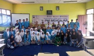 Kolaborasi dengan PWI Bangka Barat, PT Timah Tbk Sampaikan Inovasi Sosial ke Pelajar di Bangka Barat