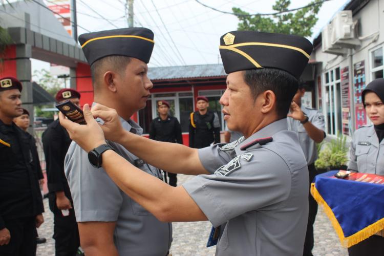 Kalapas Bengkalis Lakukan Penyematan Pangkat Kepada 1 Orang Pegawai