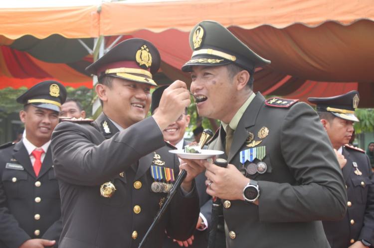 HUT TNI ke-78 Tahun 2023, Kapolres Beri Kado Kejutan Kepada Dandim 0303/Bengkalis