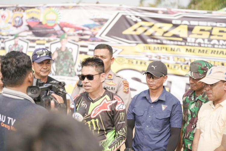 Bupati Rohil Bersama Dandim Resmi Buka Lomba Grasstrack Meriahkan HUT ke-78 TNI