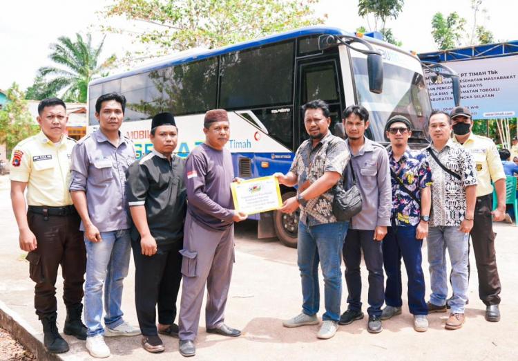 PT Timah Tbk Lakukan Berobat Gratis, Warga Desa Rias Serbu Mobil Sehat 
