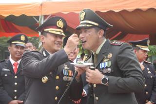 HUT TNI ke-78 Tahun 2023, Kapolres Beri Kado Kejutan Kepada Dandim 0303/Bengkalis