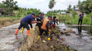 Atasi Banjir, DLH Rohil Lakukan Normalisasi Saluran Air Pelabuhan Baru Menuju ke SMA Negeri 2