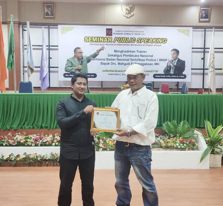Seminar Public Speaking UIR, Romi di Daulat Jadi Tim Penilai Sekaligus Berikan Pengalaman dalam Membangun Percaya Diri