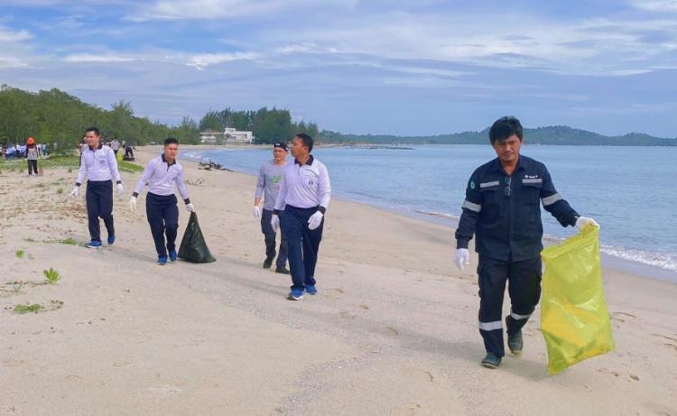 Kumpulkan Satu Ton Sampah, PT Timah Tbk Bersama Lanal Babel Bersihkan Pantai Muara Tengkorak