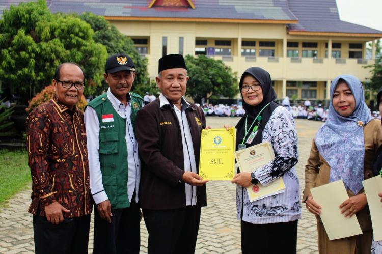 HUT PGRI, DMDI Riau Serahkan Sertifikat Penyertaan ke Kasek SMPN 6 Rumbai