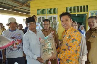 Dukung Ketahanan Pangan dan Ekonomi Bupati Rohil Serahkan Tiga Ton Bantuan Benih Padi