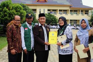 HUT PGRI, DMDI Riau Serahkan Sertifikat Penyertaan ke Kasek SMPN 6 Rumbai