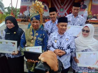 Sempat Diguyur Hujan Lebat, Upacara Peringatan HGN dan HUT PGRI ke-78 Sukses di Laksanakan 