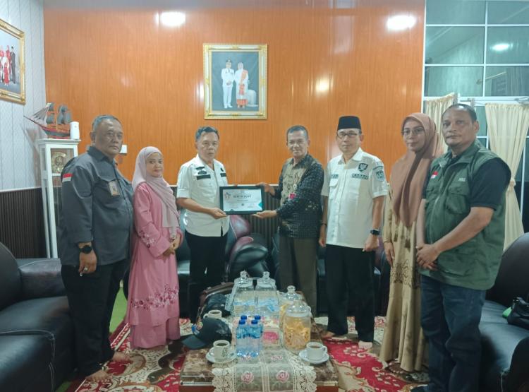 Ikut Sosialisasikan Hari Anti Korupsi Sedunia 2023, DPW GN-PK Riau Beri Penghargaan Kepala  AKBP Purn H Asmar