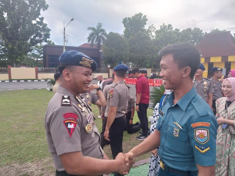 Kakaknya Naik Pangkat, Begini Moment Seorang Prajurit TNI AL Pasang Pangkat ke Personel Brimob Polda Babel
