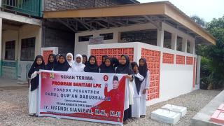 Salurkan Bantuan Sanitasi Diponpes Darul Quran Darussalam di Rohul, Effendi Sianipar:Terus Beri Pelayanan Bagi Santri