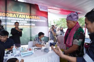 Panglima Kostrad Tinjau Pelayanan Mobil Sehat PT Timah Tbk di Desa Beriga, Warga Antusias Berobat