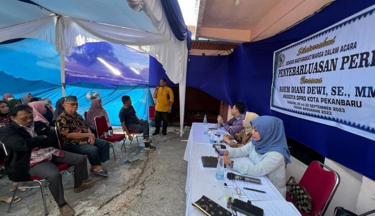 Dalam Rangka Penyebraluasan Perda No 14 tahun 2018, Anggota DPRD Pekanbaru Roem Diani Dewi Lakukan Sosilaisasi ke Masyarakat Sukajadi 