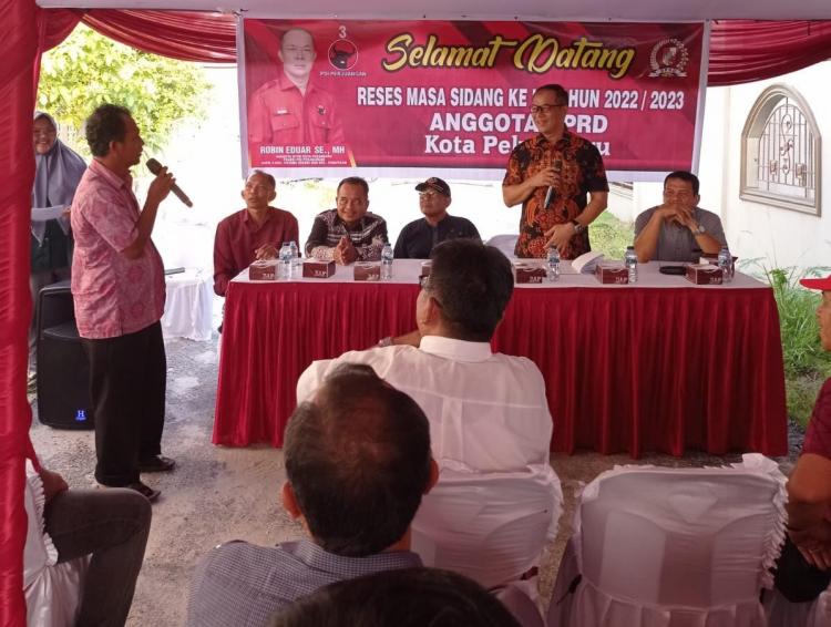 Bersama Masyarakat Labuh Baru, Anggota DPRD Pekanbaru Robin Eduar Gelar Hearing Terkait Jalan Rusak