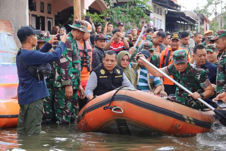 Luapan Air Sungai Siak, Pj Wali Kota Pekanbaru Salurkan Bantuan Korban Banjir Gunakan Perahu Karet