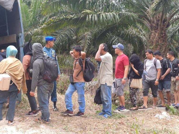 Bersembunyi di Perkebunan Sawit, Lanal Dumai Amankan 16 Orang Calon PMI akan Berangkat Gunakan Speed Boat ke Malaysia
