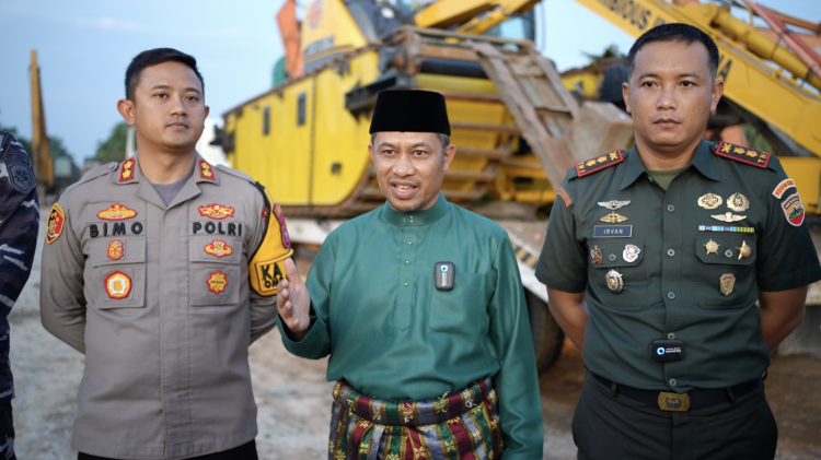 Sejak Tahun 1980 Belum Pernah Dilakukan Normalisasi, Pemkab Bengkalis Turunkan Eskavator Amfibi Atasi Banjir