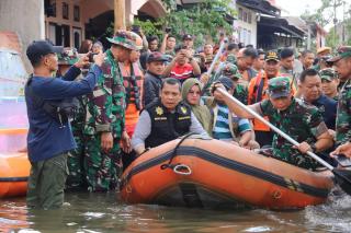Luapan Air Sungai Siak, Pj Wali Kota Pekanbaru Salurkan Bantuan Korban Banjir Gunakan Perahu Karet