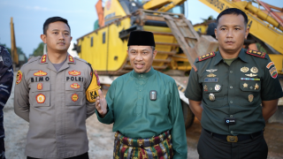 Sejak Tahun 1980 Belum Pernah Dilakukan Normalisasi, Pemkab Bengkalis Turunkan Eskavator Amfibi Atasi Banjir