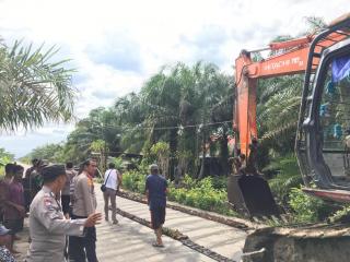 Wujudkan Pemilu Damai, Polsek Siak Kecil Bersama Warga Goro Bersihkan Kanal Sungai Linau