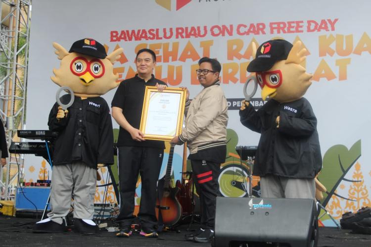 Sempena Car Free Day Pengawasan Pemilu, Irjen Pol Muhammad Iqbal; Terima Kasih Bawaslu Riau atas Penghargaan yang Diberikan