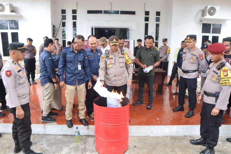 Disaksikan Wakil Pamatwil Zona III Polda Riau, KPU Bersama Kapolres Meranti Musnahkan Surat Suara yang Berlebihan
