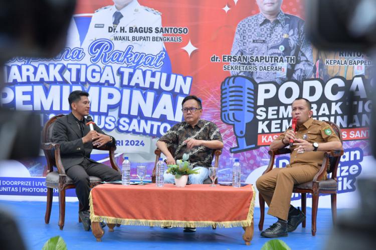 Semarak Tiga Tahun Kepimpinan Kasmarni Bagus Gelar Podcast di Lapangan Tugu Bengkalis 