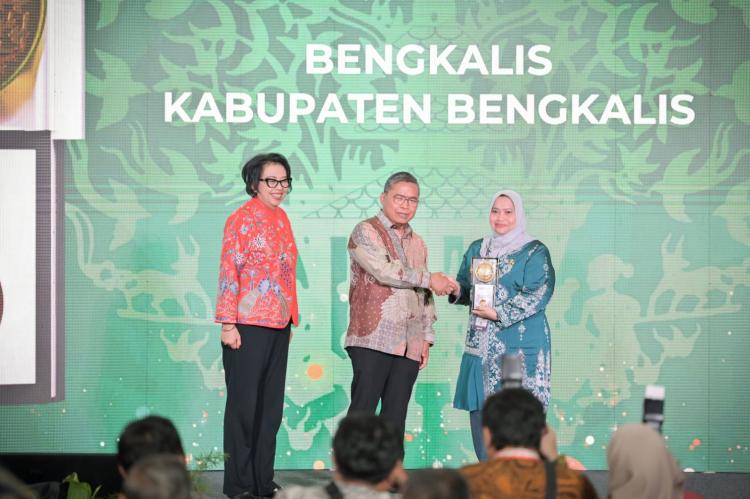 Kategori Kota Kecil Terbersih, Bupati Kasmarni Terima Piala Adipura dari Menteri LHK RI 