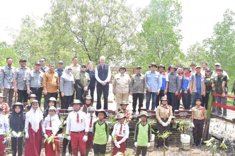 Bupati Kasmarni Dampingi Kunker Menteri LHK, Di Mangrove Education Center dan Arboretum Gambut