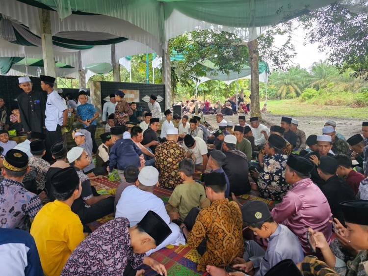 Pj Kades Pantai Cermin Santuni Anak Yatim di Mesjid Raya Darul Muttaqin Jelang Ramadhan