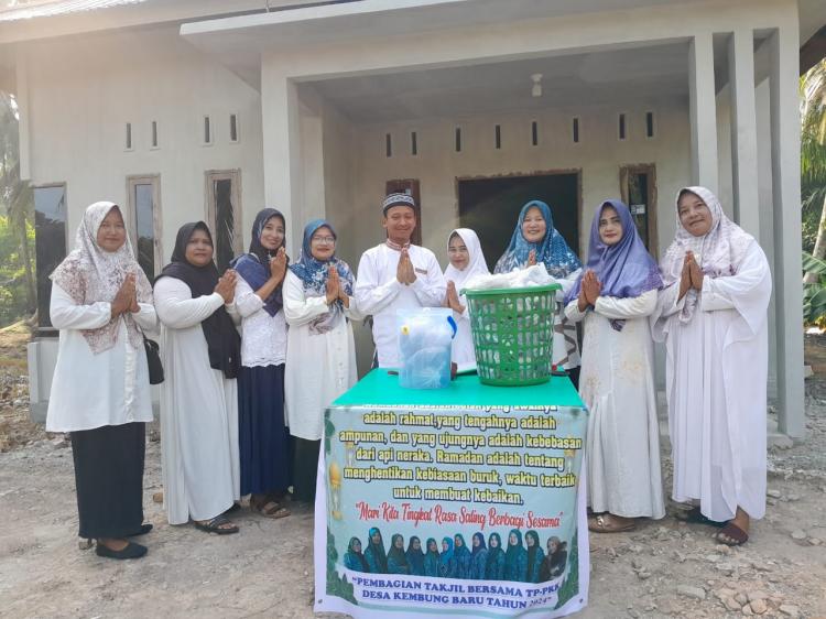 Pemdes Bersama TP-PKK Kembung Baru Gelar Pembagian Takjil Jelang Berbuka Puasa di Ramadhan 1445 Hijriah 