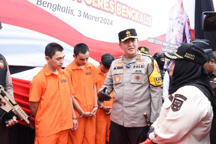 Bupati Kasmarni Bersama Kapolda Riau Ikut Musnahkan Barang Bukti Narkoba 15,6 Kilogram