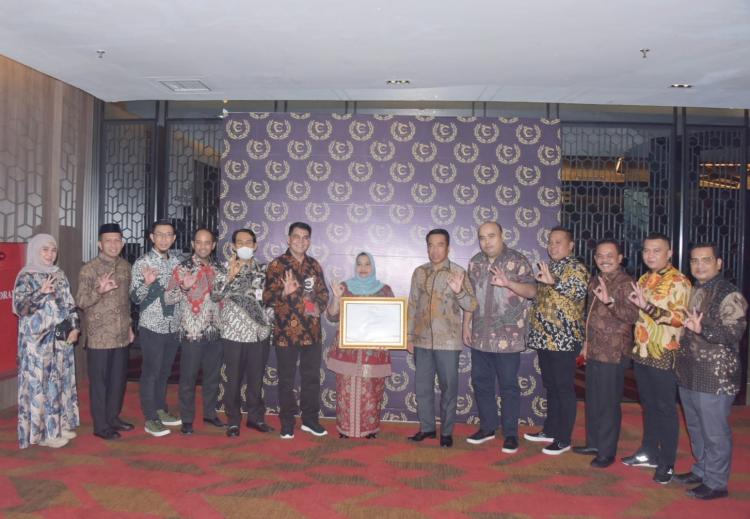 Bupati Kasmarni Terima Penghargaan Cakaplah Award