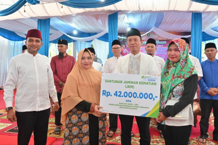 Laksanakan Safari Ramadhan di Bathin Solapan, Bupati Kasmarni Bagikan Bantuan
