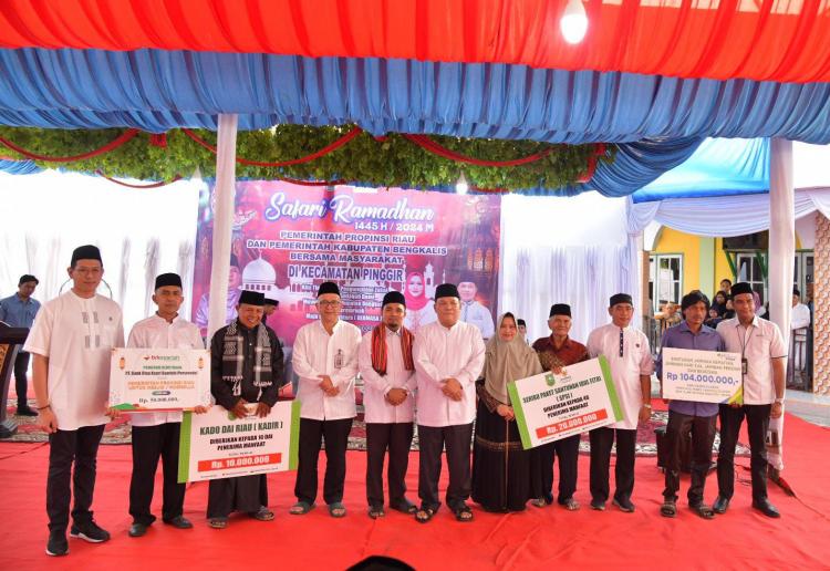 Pj Gubri dan Bupati Kasmarni Safari Ramadhan Secara Bersama di Masjid Nur Ilham Desa Semunai