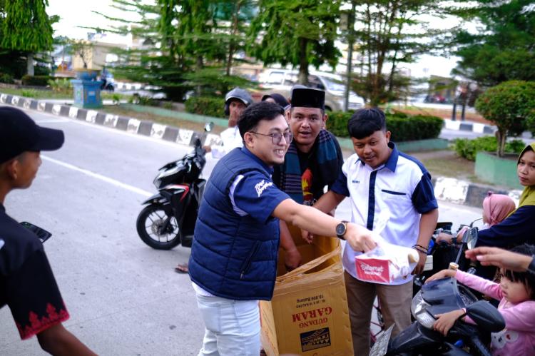 House Of Gurupu Lakukan Giat Bagi Takjil Ketiga Kalinya, Viencent : Kebaikan Pada Bulan Ramadhan Dengan Berbagi