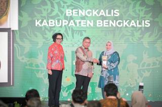 Kategori Kota Kecil Terbersih, Bupati Kasmarni Terima Piala Adipura dari Menteri LHK RI 