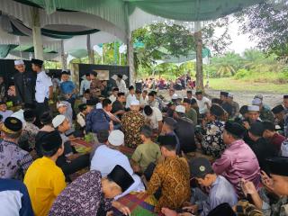 Pj Kades Pantai Cermin Santuni Anak Yatim di Mesjid Raya Darul Muttaqin Jelang Ramadhan