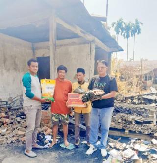 LSM dan Wartawan Berbagi Rezeki Kepada Korban Kebakaran di Desa Sungai Batang