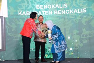 Bupati Bengkalis Kasmarni Terima Piala Adipura Kota Kecil Terbersih