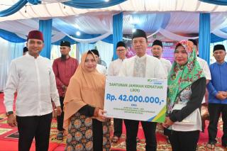 Laksanakan Safari Ramadhan di Bathin Solapan, Bupati Kasmarni Bagikan Bantuan