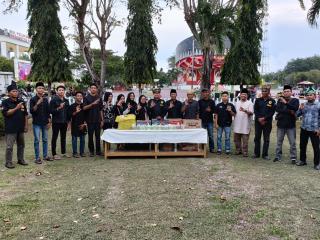 Ormas Pasukan Kehormatan Negeri Berbagi Takjil Jelang Buka Puasa kepada Pengguna Jalan