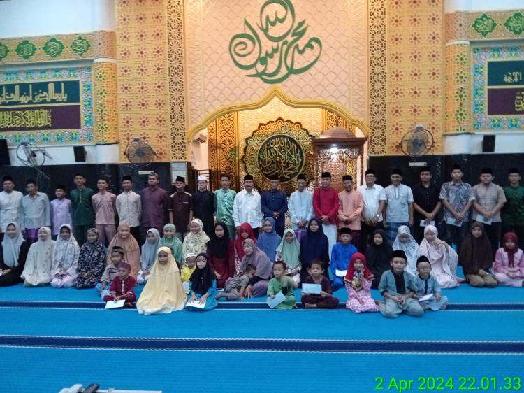 Sebagaimana Syariat Islam, Masjid Al-Mubarak Serahkan Santunan Anak Yatim Sebanyak 48 Orang di Malam 23 Ramadhan 1445 H
