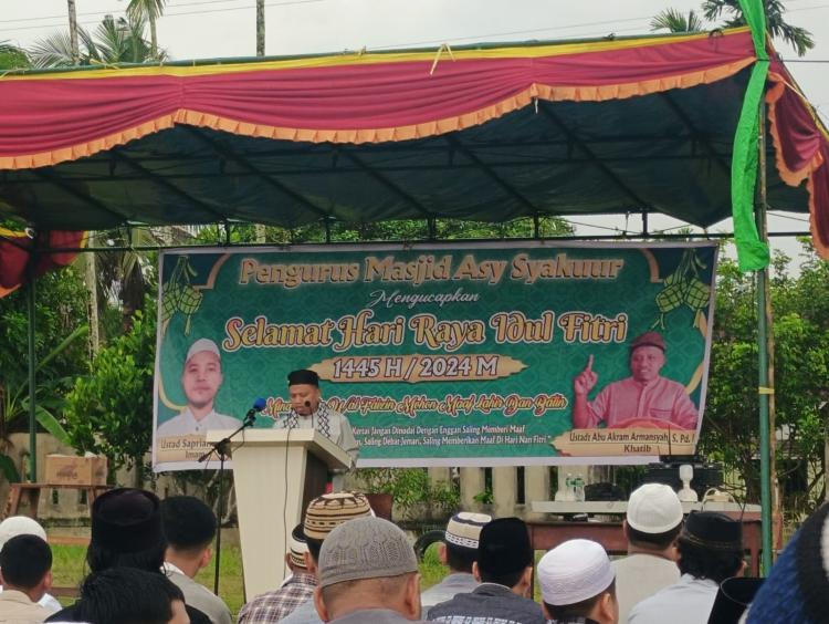 Ratusan Masyarakat ikut Sholat Idul Fitri Berjamaah di Lapangan Mesjid Assyakur Rumbai Timur